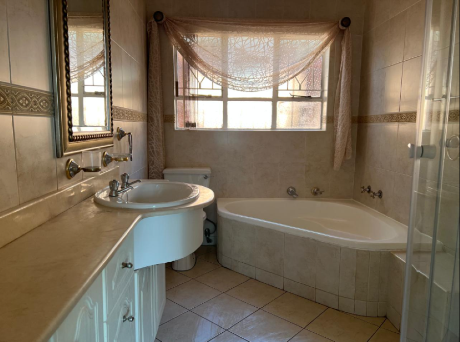 4 Bedroom Property for Sale in Glenvista Gauteng