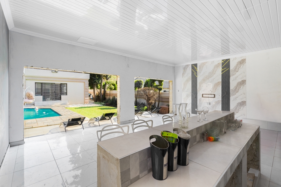 5 Bedroom Property for Sale in Fourways Gardens Gauteng