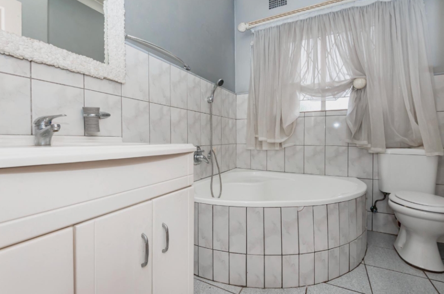 4 Bedroom Property for Sale in Parkhill Gardens Gauteng