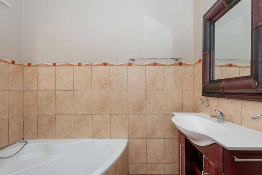 4 Bedroom Property for Sale in Parkhill Gardens Gauteng