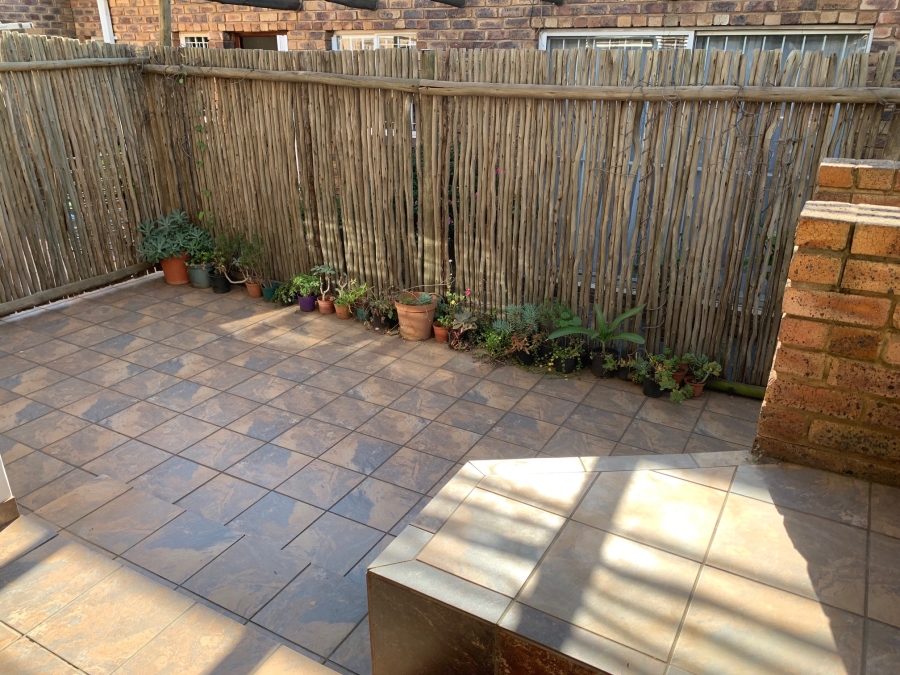 To Let 1 Bedroom Property for Rent in Garsfontein Gauteng