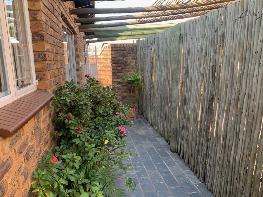 To Let 1 Bedroom Property for Rent in Garsfontein Gauteng