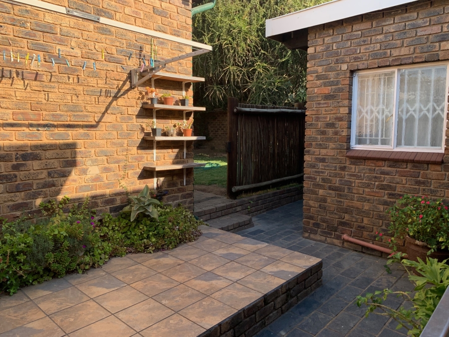 To Let 1 Bedroom Property for Rent in Garsfontein Gauteng
