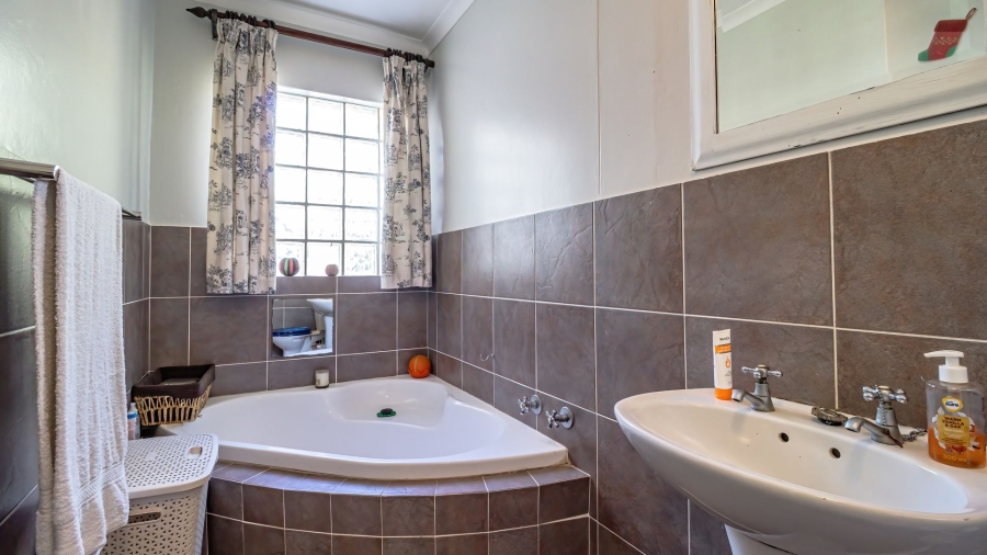 4 Bedroom Property for Sale in Hurlingham Manor Gauteng