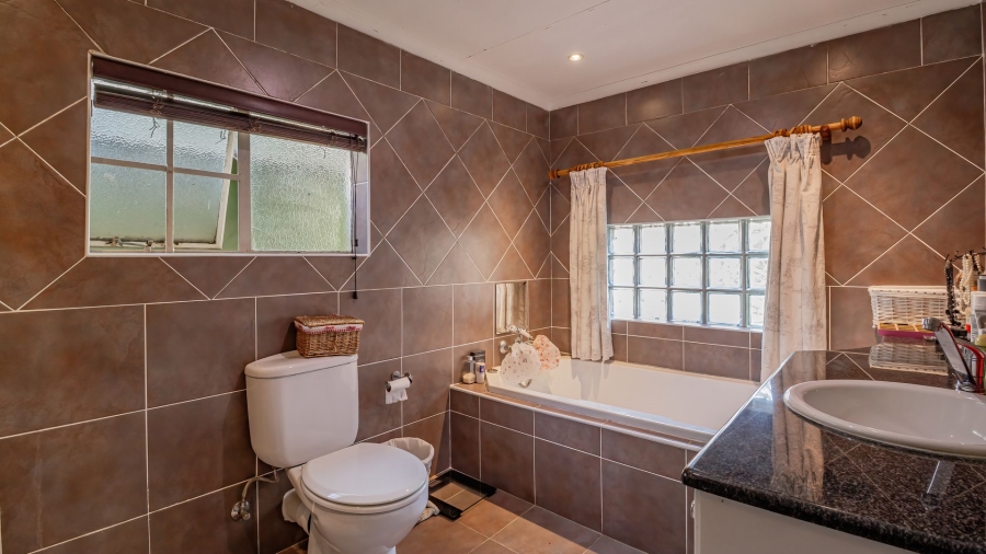 4 Bedroom Property for Sale in Hurlingham Manor Gauteng