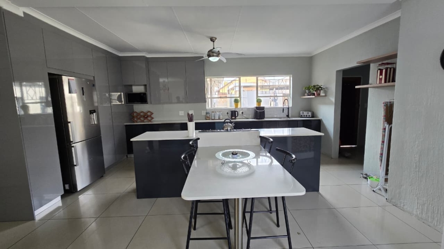 4 Bedroom Property for Sale in Verwoerdpark Gauteng