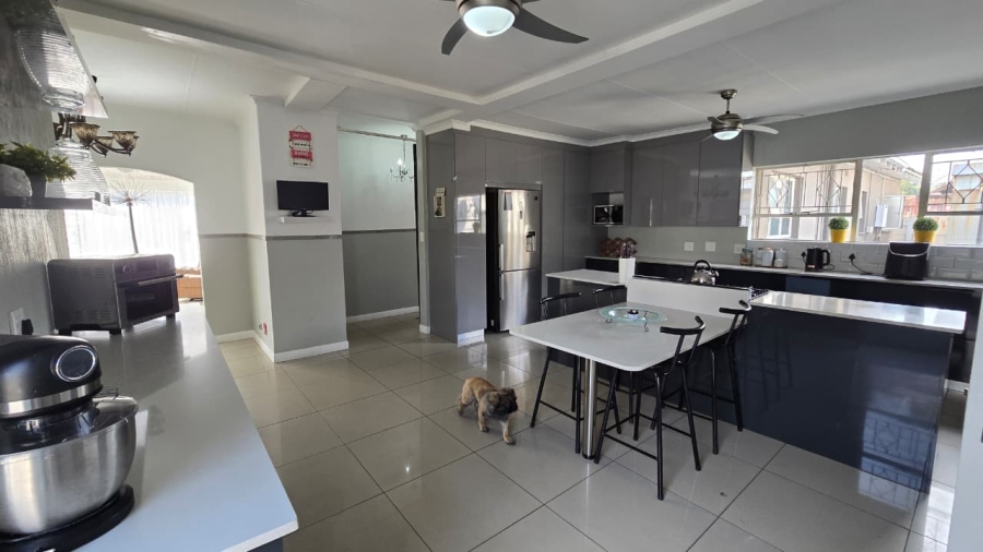 4 Bedroom Property for Sale in Verwoerdpark Gauteng