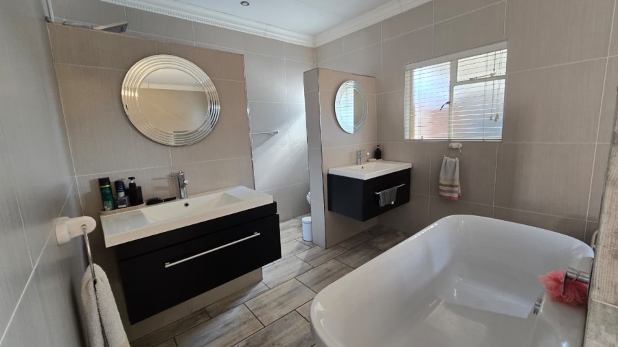 4 Bedroom Property for Sale in Verwoerdpark Gauteng