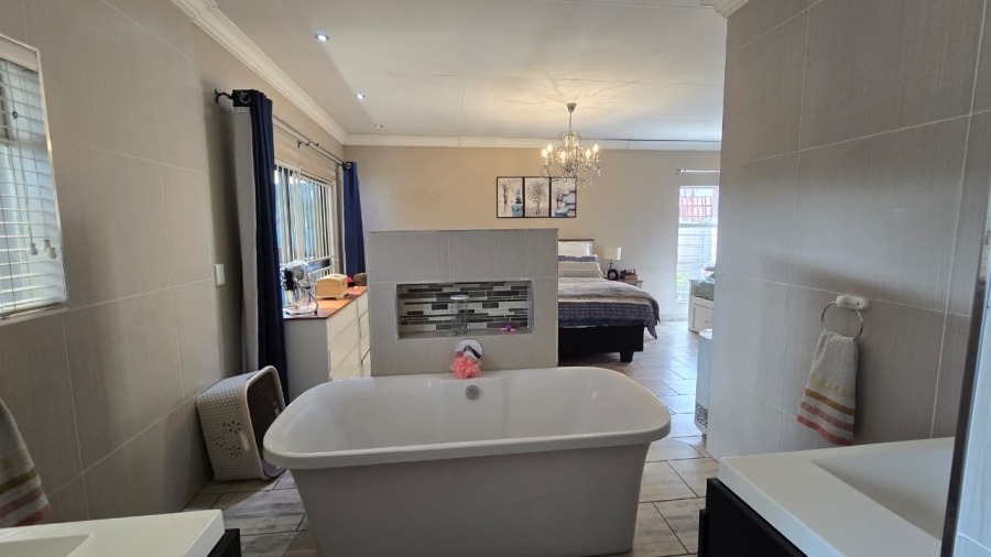 4 Bedroom Property for Sale in Verwoerdpark Gauteng