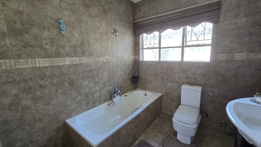 4 Bedroom Property for Sale in Verwoerdpark Gauteng