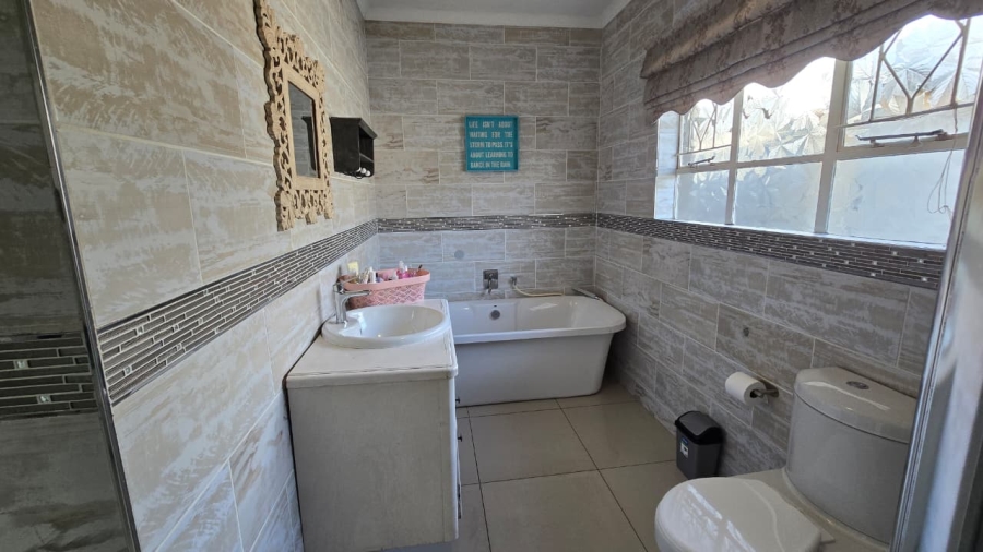 4 Bedroom Property for Sale in Verwoerdpark Gauteng