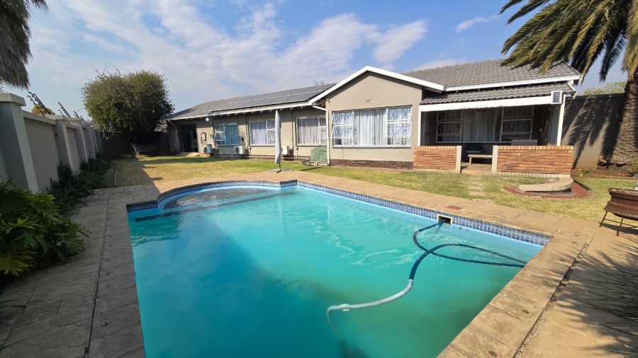 4 Bedroom Property for Sale in Verwoerdpark Gauteng