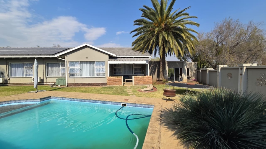 4 Bedroom Property for Sale in Verwoerdpark Gauteng