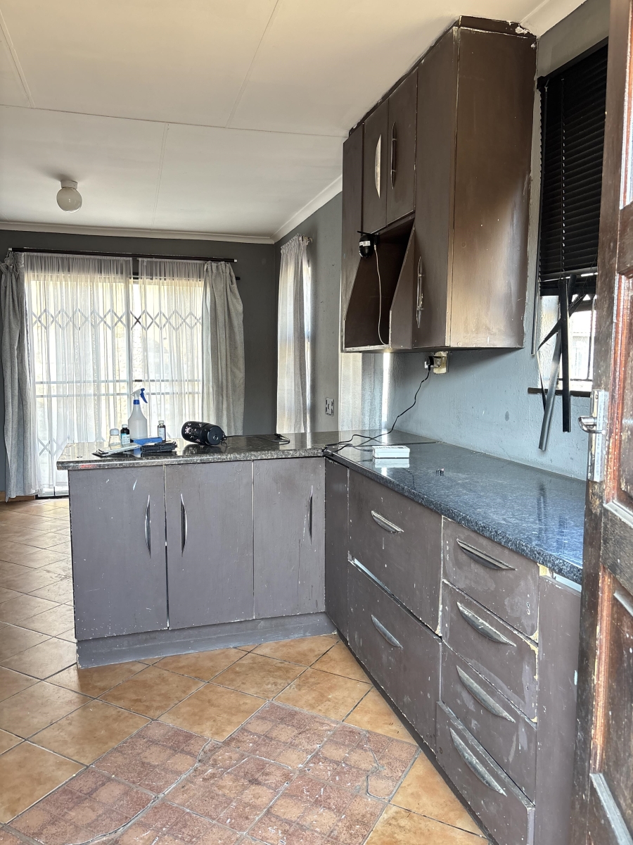 To Let 2 Bedroom Property for Rent in Clayville Gauteng