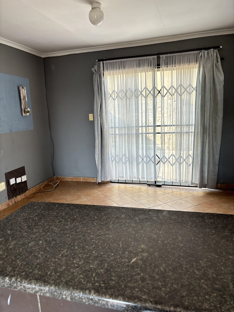 To Let 2 Bedroom Property for Rent in Clayville Gauteng