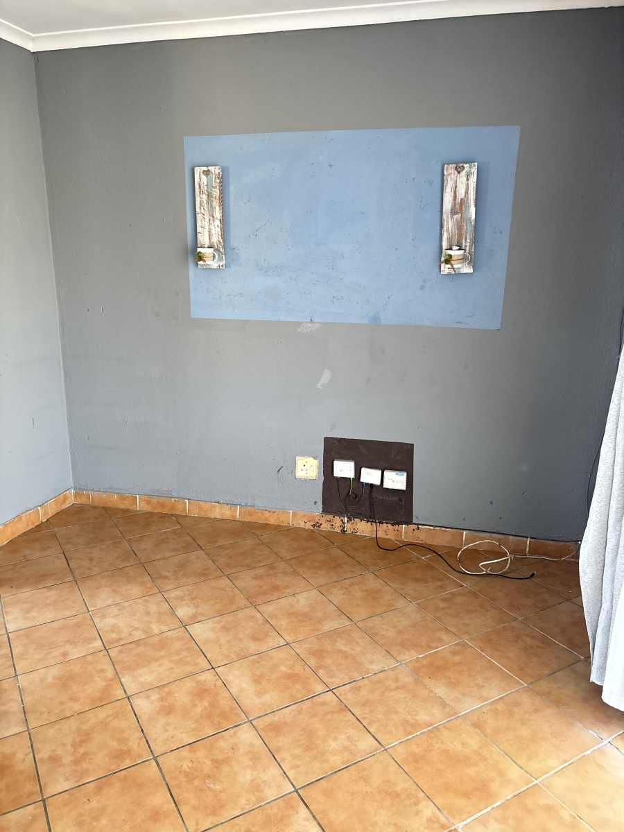 To Let 2 Bedroom Property for Rent in Clayville Gauteng