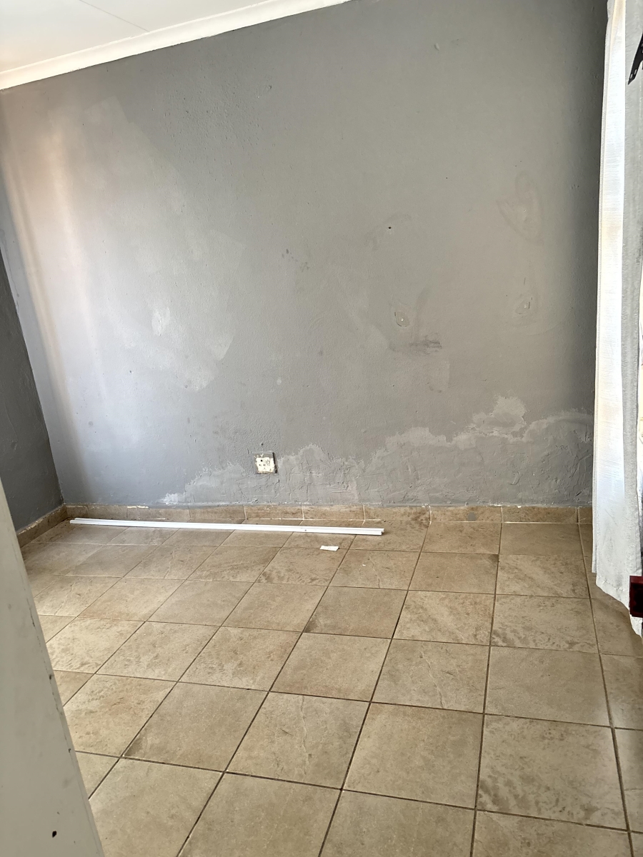 To Let 2 Bedroom Property for Rent in Clayville Gauteng
