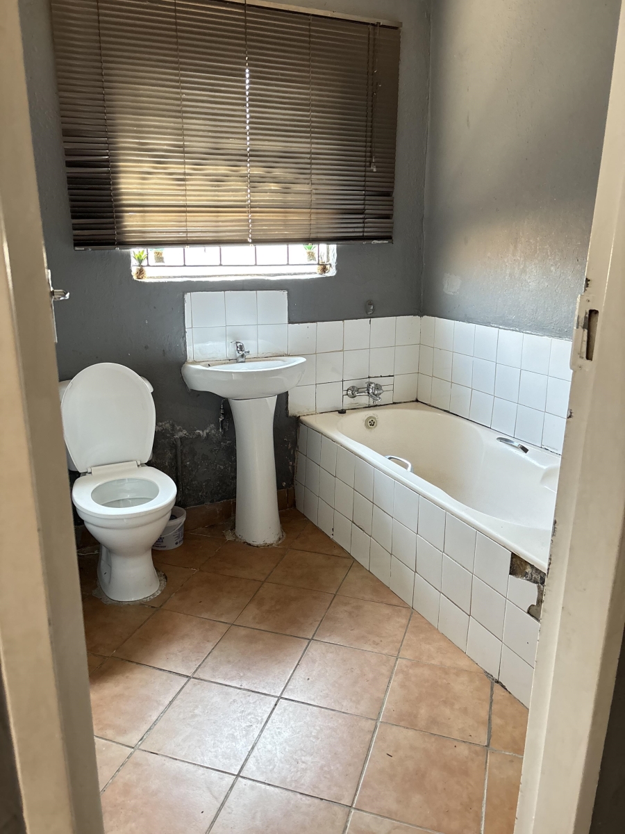 To Let 2 Bedroom Property for Rent in Clayville Gauteng