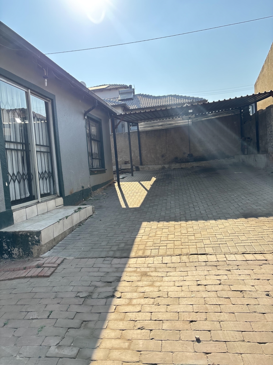 To Let 2 Bedroom Property for Rent in Clayville Gauteng