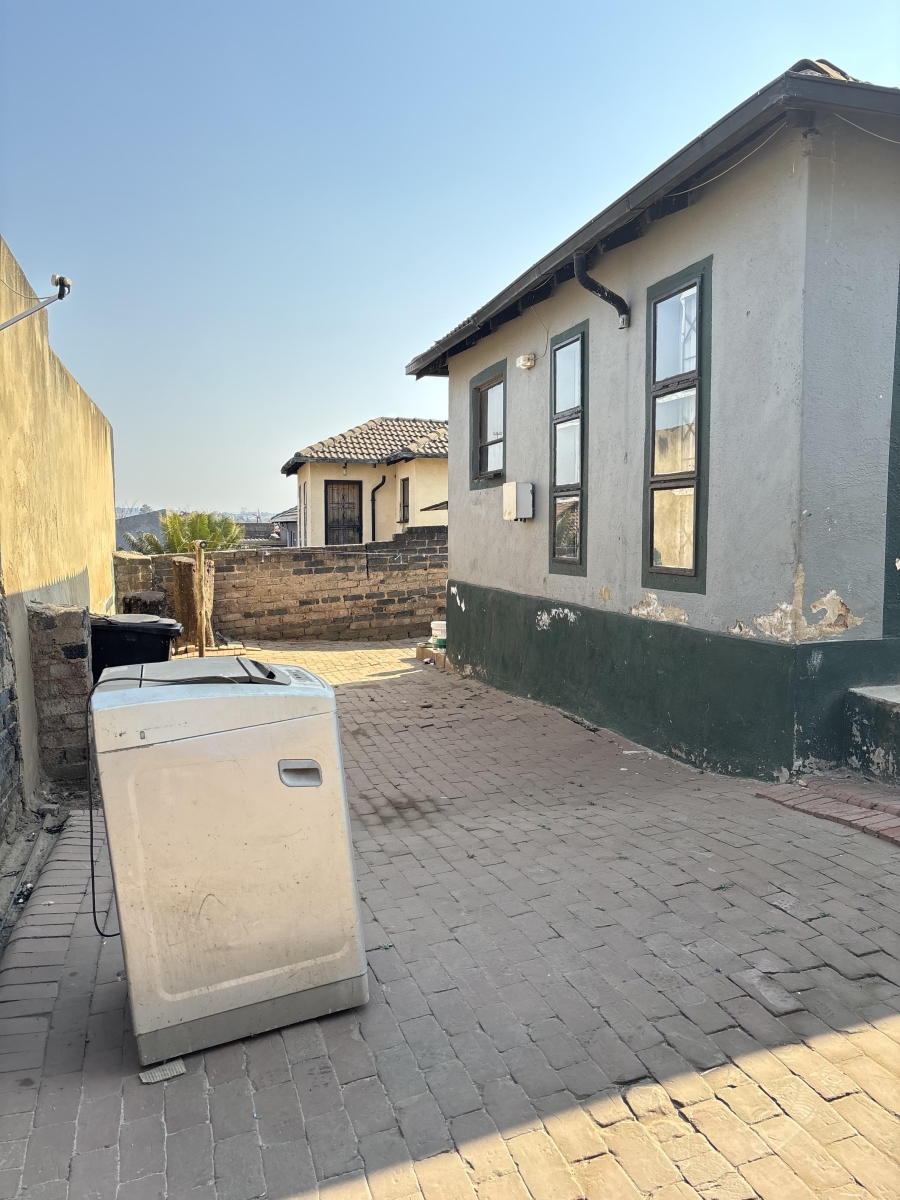To Let 2 Bedroom Property for Rent in Clayville Gauteng