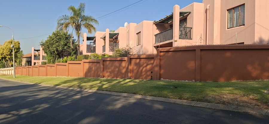 2 Bedroom Property for Sale in Little Falls Gauteng