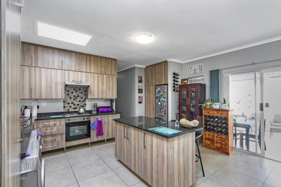 2 Bedroom Property for Sale in Blue Hills Gauteng