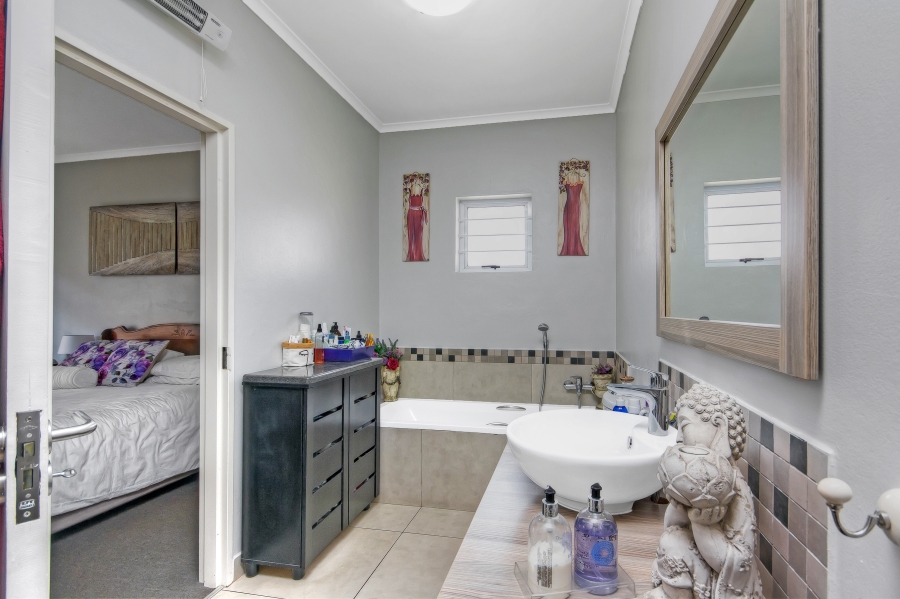 2 Bedroom Property for Sale in Blue Hills Gauteng
