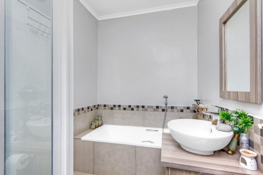 2 Bedroom Property for Sale in Blue Hills Gauteng