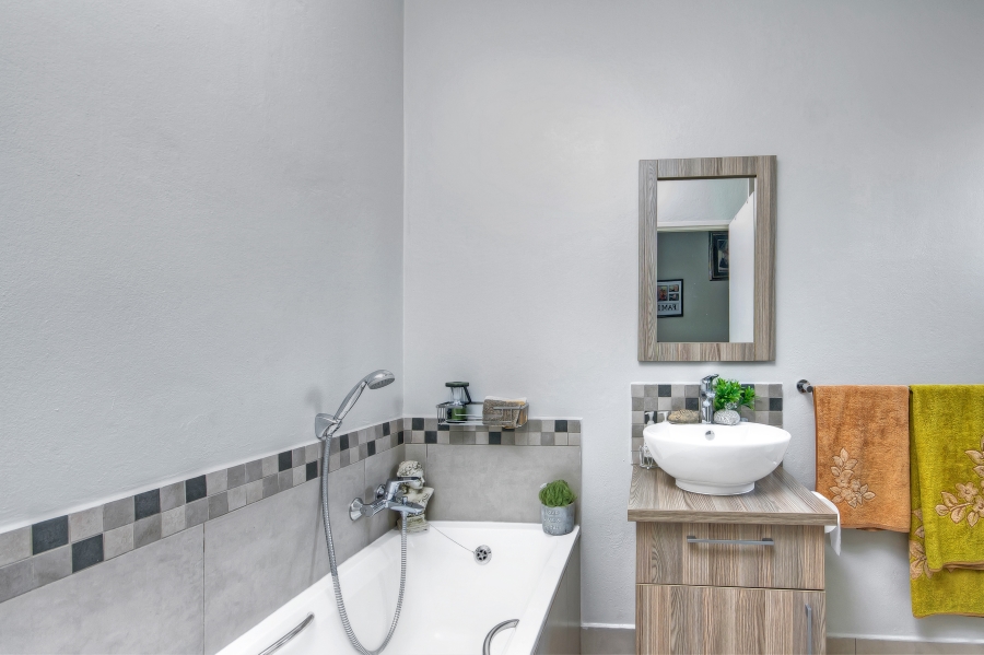 2 Bedroom Property for Sale in Blue Hills Gauteng