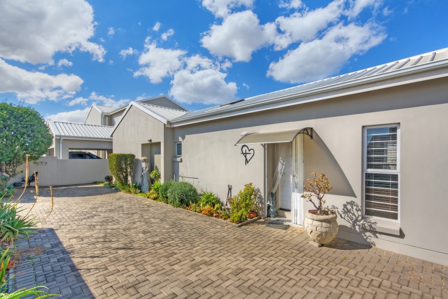 2 Bedroom Property for Sale in Blue Hills Gauteng