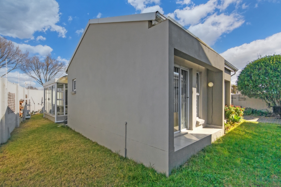 2 Bedroom Property for Sale in Blue Hills Gauteng