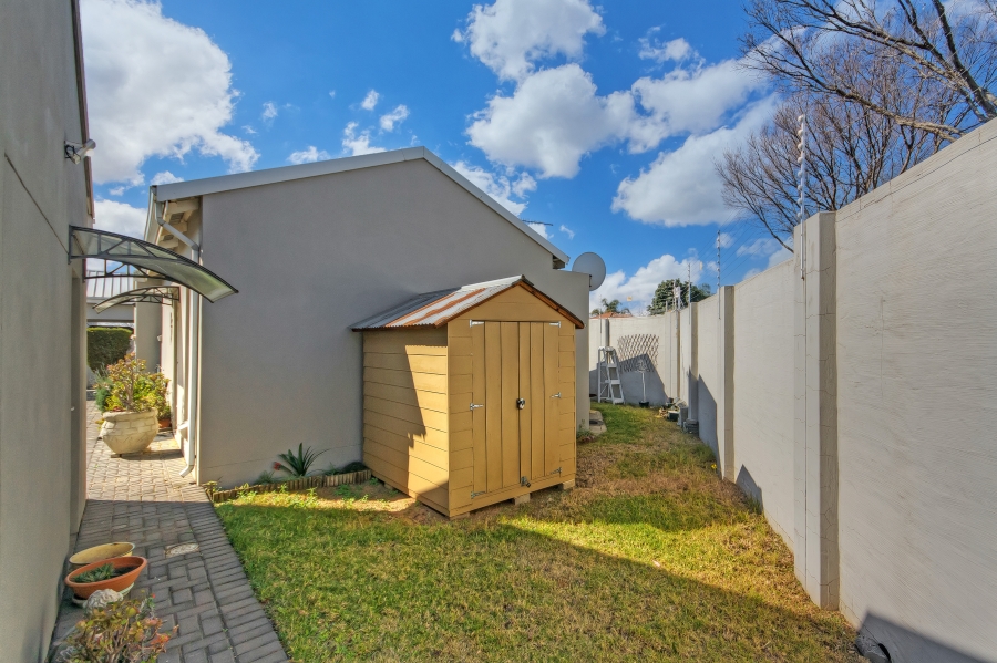 2 Bedroom Property for Sale in Blue Hills Gauteng