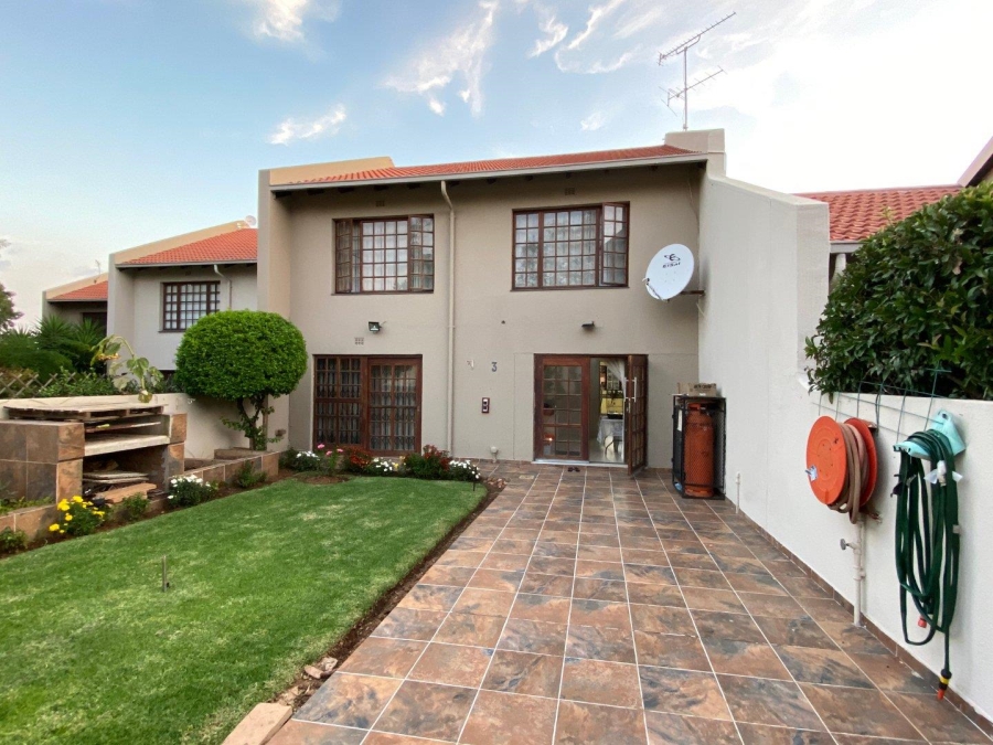To Let 3 Bedroom Property for Rent in Glenanda Gauteng