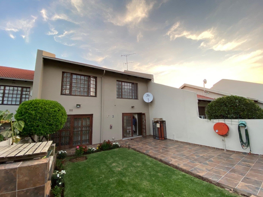 To Let 3 Bedroom Property for Rent in Glenanda Gauteng