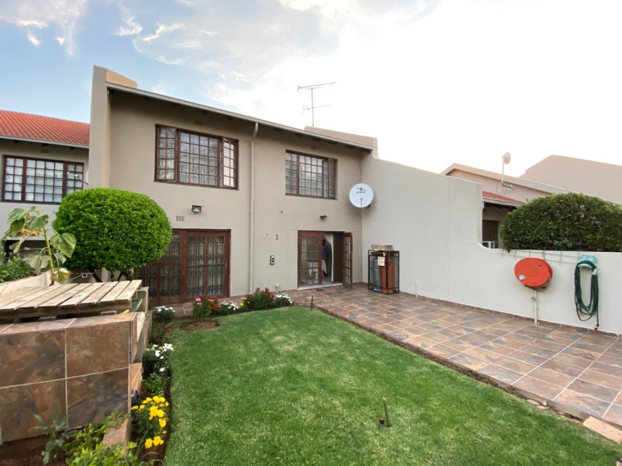 To Let 3 Bedroom Property for Rent in Glenanda Gauteng