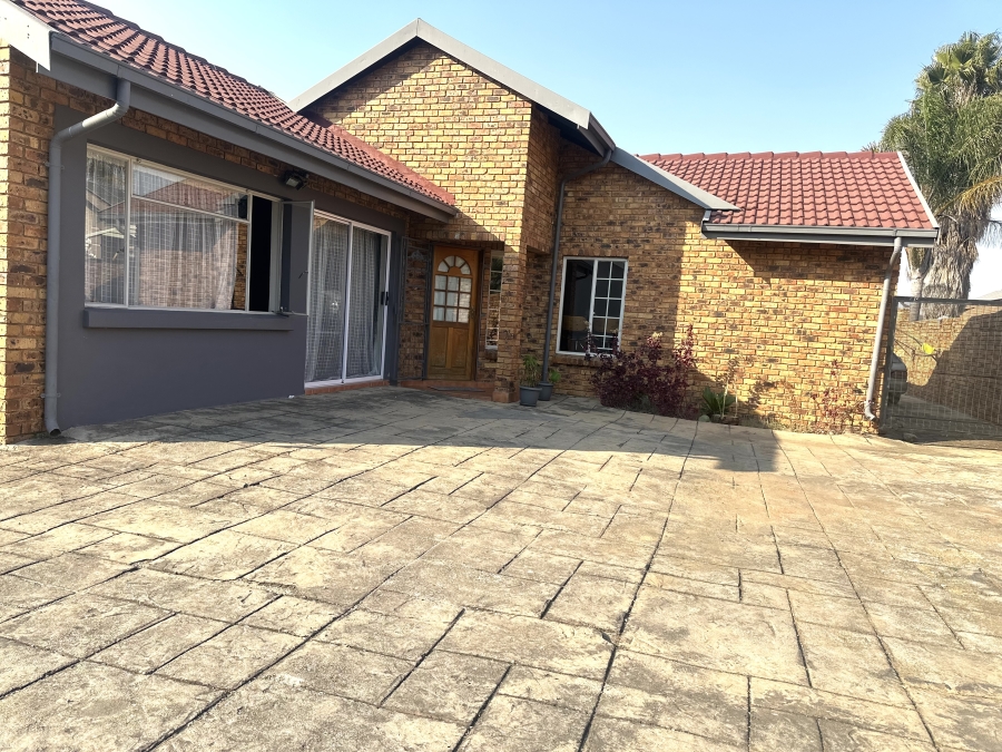 3 Bedroom Property for Sale in Thatchfield Estate Gauteng