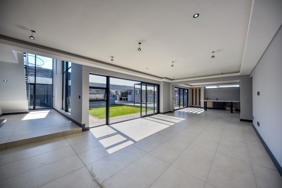 5 Bedroom Property for Sale in Midstream Heights Gauteng