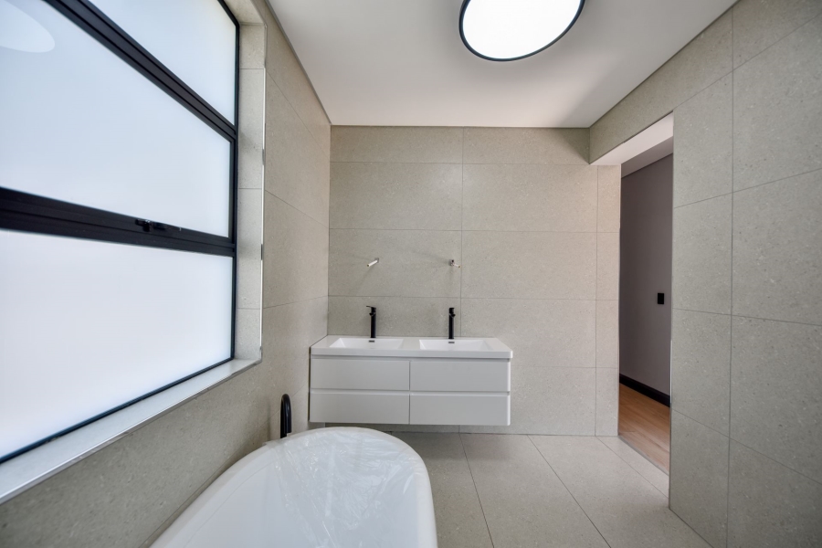 5 Bedroom Property for Sale in Midstream Heights Gauteng
