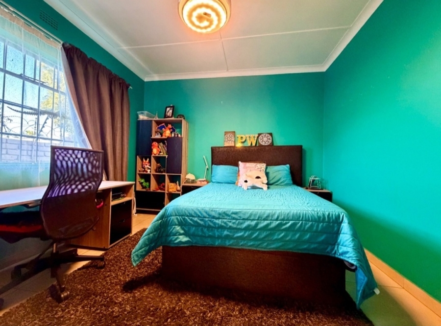 3 Bedroom Property for Sale in Linmeyer Gauteng