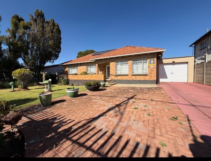 3 Bedroom Property for Sale in Linmeyer Gauteng