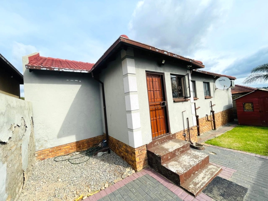 2 Bedroom Property for Sale in Clayville Gauteng