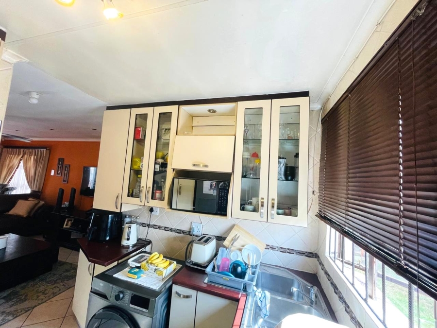2 Bedroom Property for Sale in Clayville Gauteng