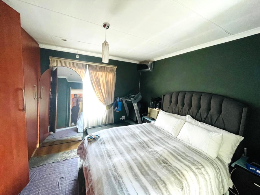 2 Bedroom Property for Sale in Clayville Gauteng