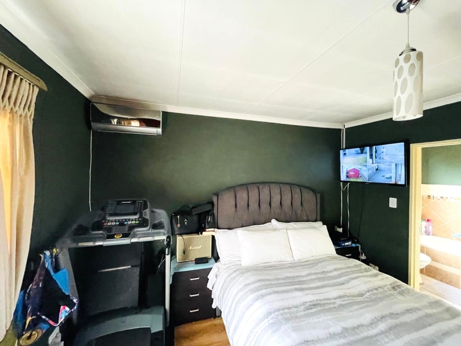 2 Bedroom Property for Sale in Clayville Gauteng