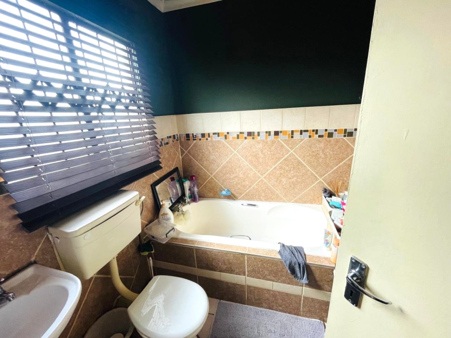 2 Bedroom Property for Sale in Clayville Gauteng