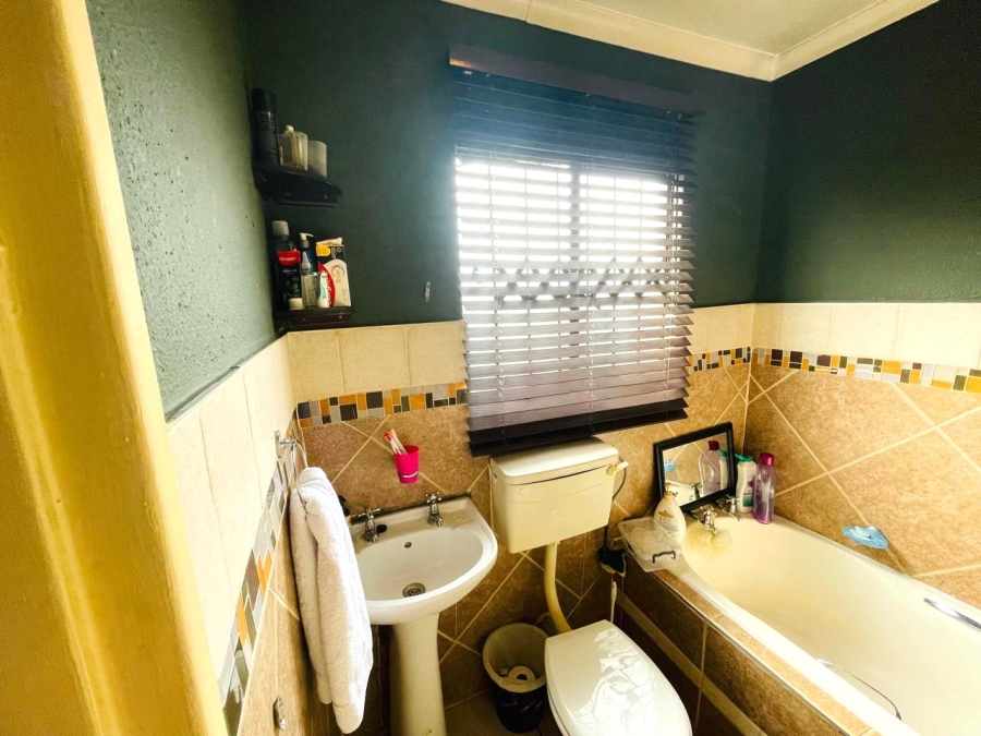 2 Bedroom Property for Sale in Clayville Gauteng