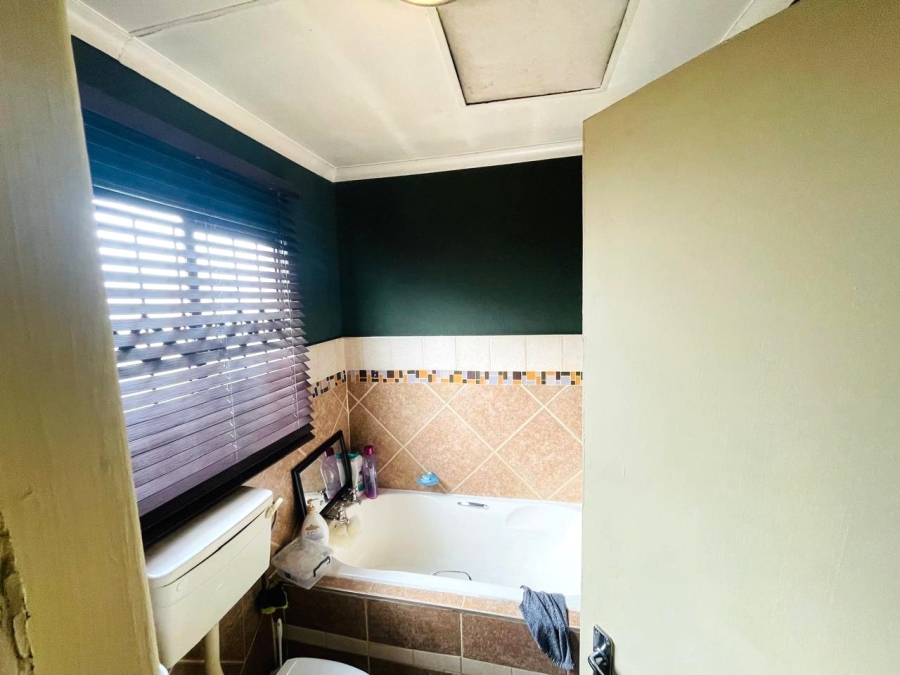 2 Bedroom Property for Sale in Clayville Gauteng