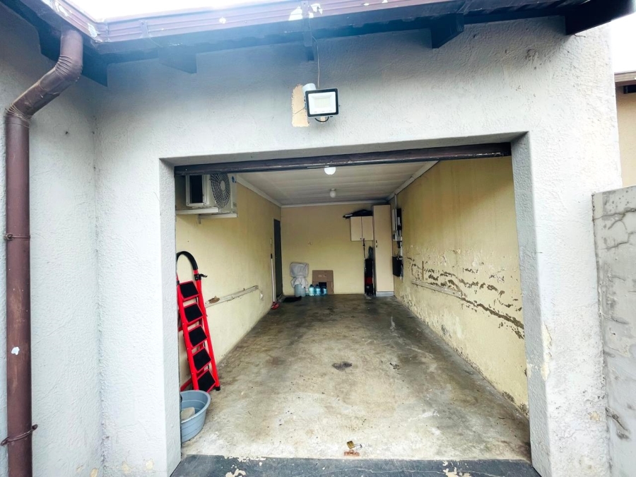 2 Bedroom Property for Sale in Clayville Gauteng