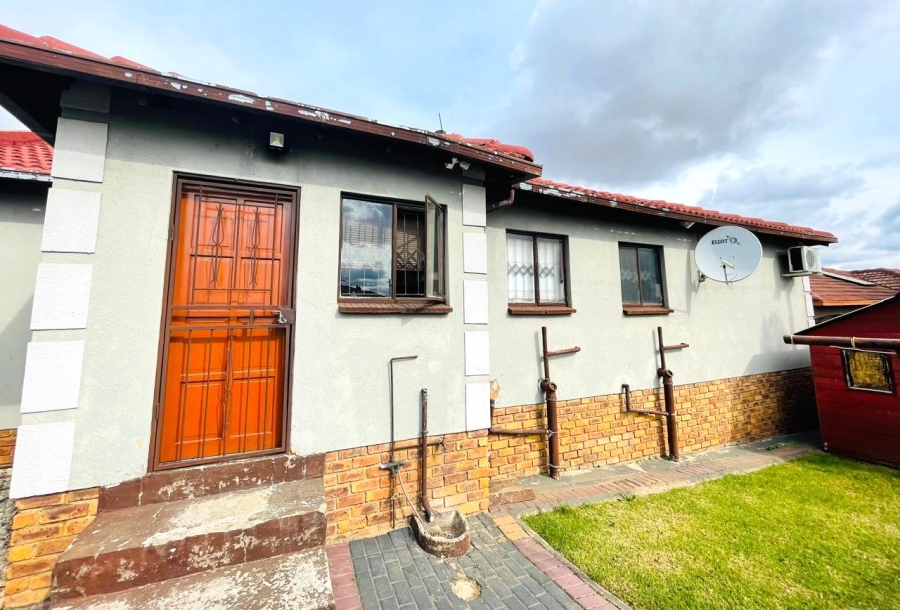 2 Bedroom Property for Sale in Clayville Gauteng
