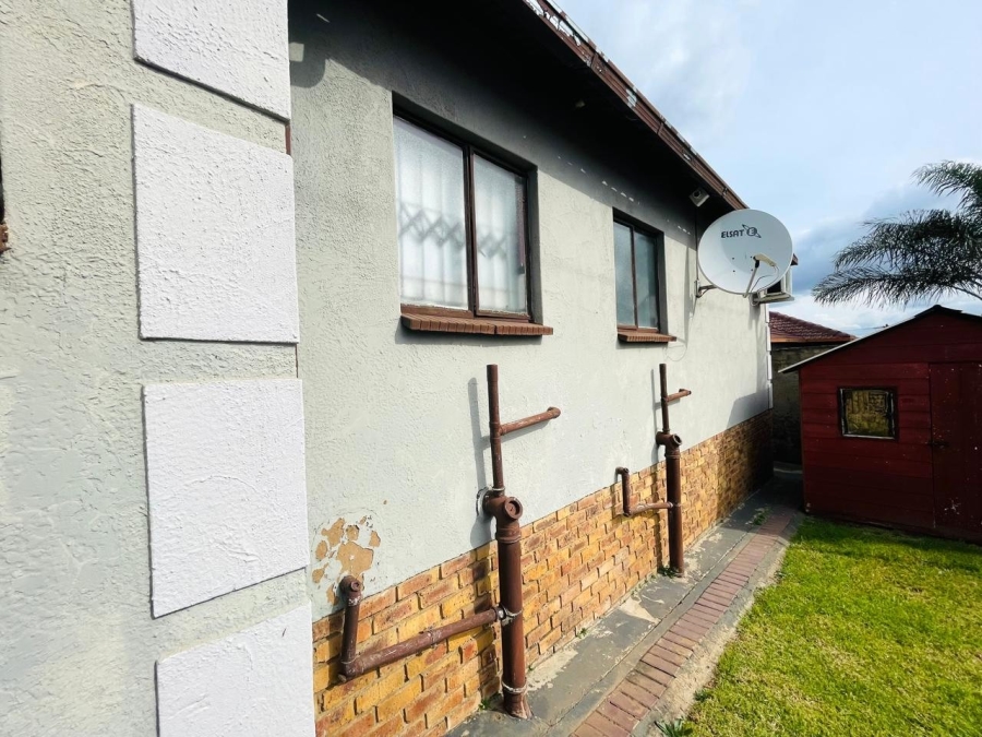 2 Bedroom Property for Sale in Clayville Gauteng